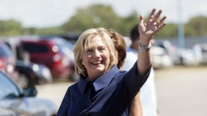 U.S. Democratic presidential candidate Hillary Clinton waves to voters following a campaign stop at the Hawkeye Labor Council AFL-CIO Labor Day picnic in Cedar Rapids, Iowa September 7, 2015. REUTERS/Brian C. Frank